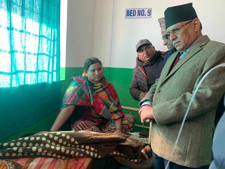 जाजरकोटमा अस्पताल पुगेर प्रधानमन्त्रीले भेटे घाइते