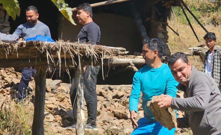 भूकम्प प्रभावित श्रमदान गर्न गएको कांग्रेसको पहिलो टोलीले १०० अस्थायी घर बनाउने