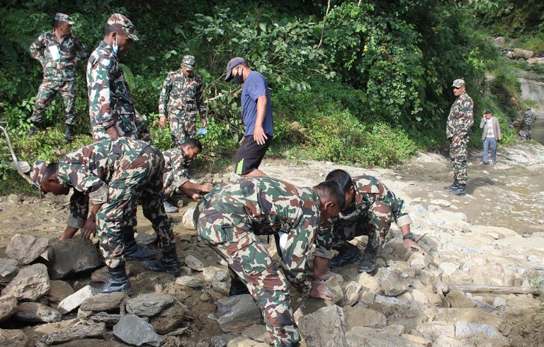 खोटाङको सडक मर्मतमा सहयोग पुर्‍याउँदै सेना