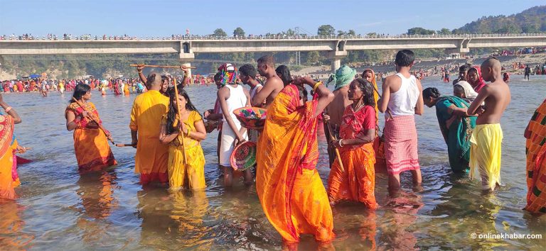 कमला नदीमा अनौठो भूत मेला (तस्वीरहरू)