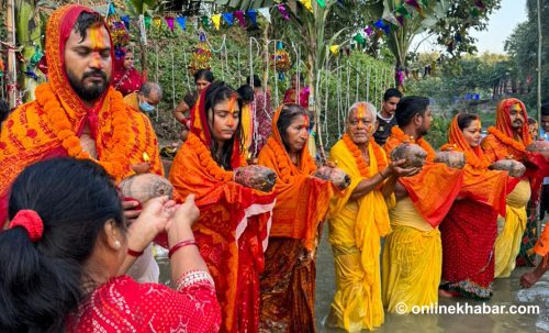 खोला किनारबाट अस्ताउँदो सूर्यलाई दिइयो अर्घ्य (तस्वीरहरु)