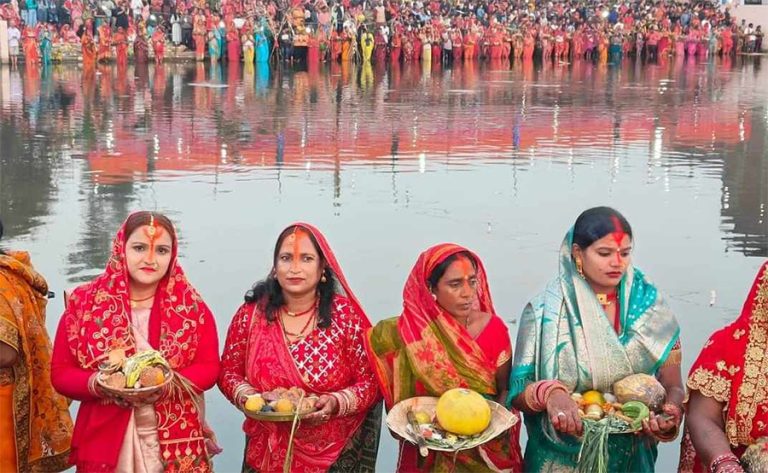 उदाउँदो सूर्यलाई अर्घ्य दिएपछि सकियो छठ पर्व