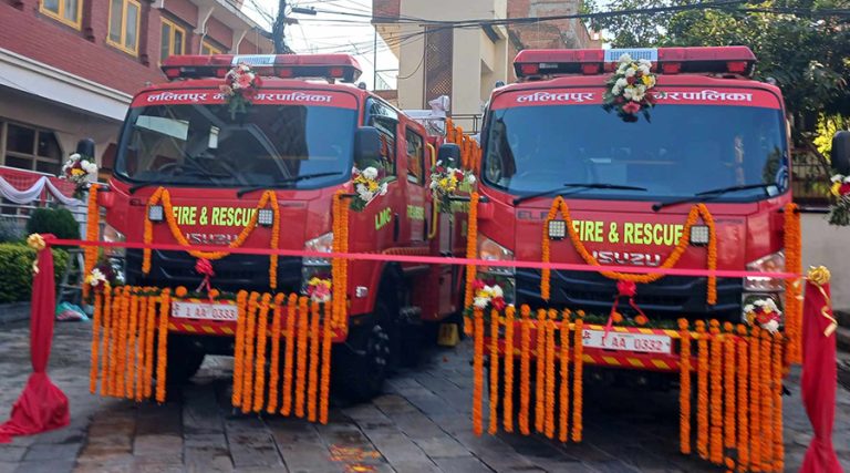 ललितपुर महानगरमा १०० मिटर टाढासम्म पानी फाल्ने क्षमताका २ वटा दमकल थपिए