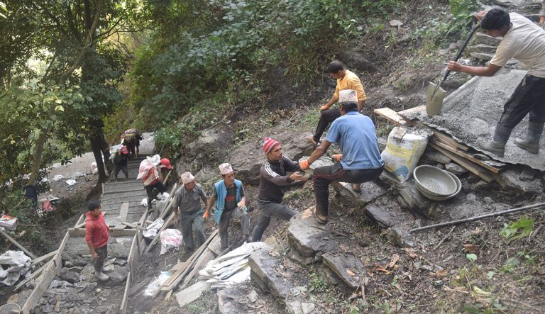 म्याग्दीमा श्रमदान र सहयोग जुटाएर पक्की पदमार्ग