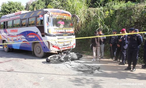 गुल्मीमा बससँग ठोक्किदा मोटरसाइकल चालकको मृत्यु