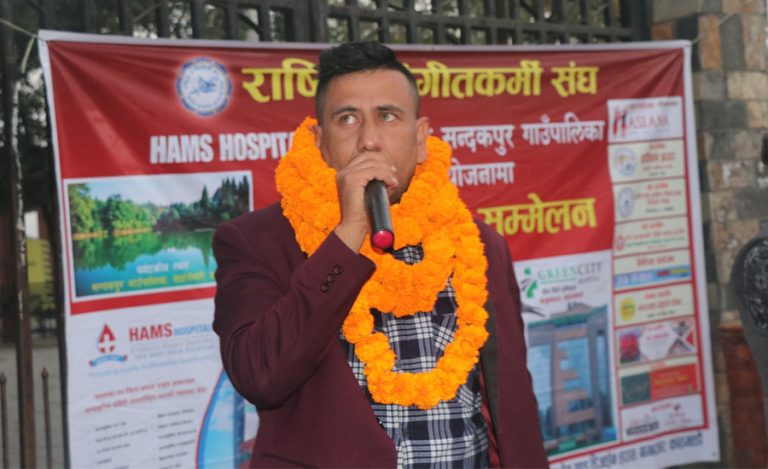 कलाकार दुलालले गरे रत्नपार्कमा ‘काग’ सम्मेलन