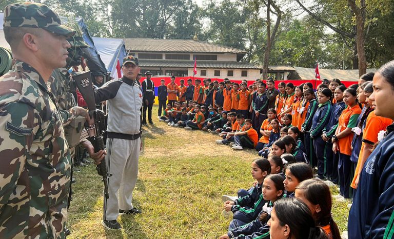 सैन्य सामग्री प्रदर्शनीमा विद्यार्थीको चाख   