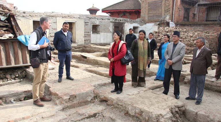 भक्तपुरको थन्थु दरबार पुनर्निर्माणको निरीक्षण 