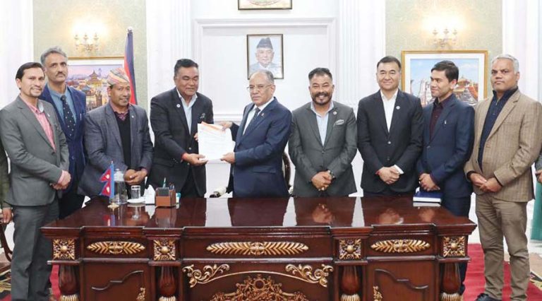पर्यटन सञ्जालमार्फत संकलित राहत प्रधानमन्त्रीलाई हस्तान्तरण