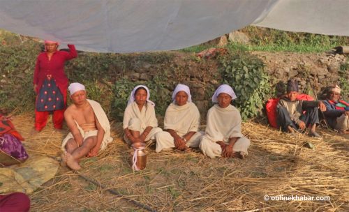 चिसोमा कठ्याङ्ग्रिदै भूकम्पपीडित किरियापुत्री