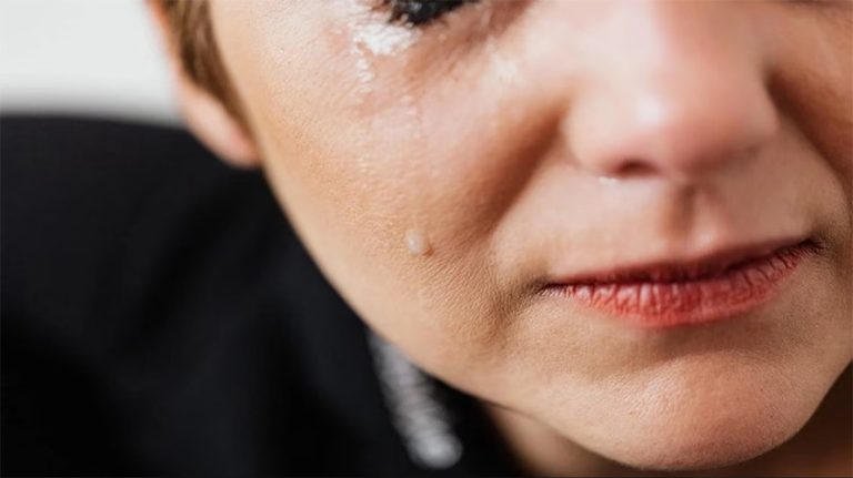 अनुसन्धानको निष्कर्ष : महिलाको आँसुको गन्धले हराउँछ पुरुषको रिस