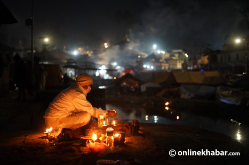 शतबीज छर्न पशुपतिमा बास बसेका भक्तजन (तस्वीरहरु)