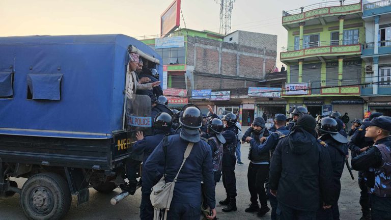 टिपरको ठक्करबाट २ युवाको मृत्यु भएपछि दाङमा प्रदर्शन, गाउँपालिका उपाध्यक्ष पक्राउ