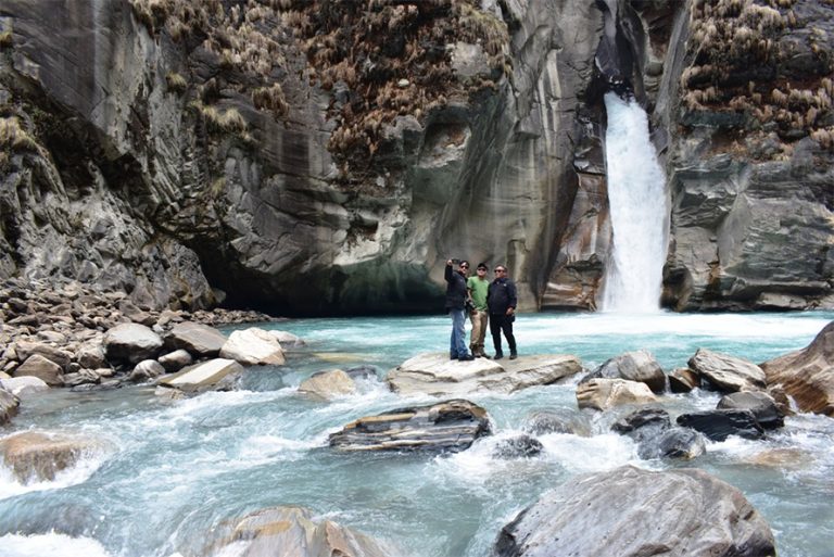 पर्यटक लोभ्याउँदै फुतफुते झरना