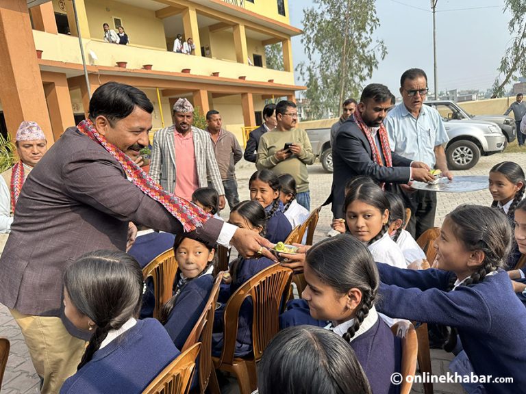 इटहरीका स्कूलमा ६ दिनमा ६ थरी खाजा, फलफूलदेखि मासुसम्म