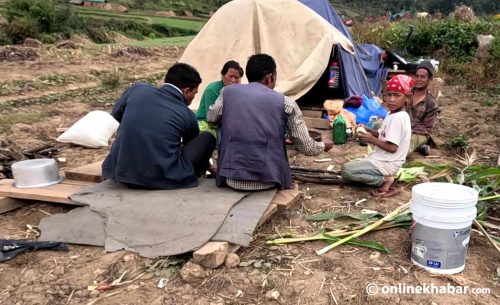 डेढ महिनादेखि त्रिपालमा छन् पीडित, अझै पाएनन् आवास निर्माणको अनुदान