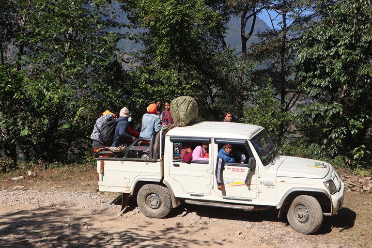 दुर्गम गाउँका नागरिकको पीडा : जोखिम मोलेर यात्रा गर्नुपर्ने बाध्यता
