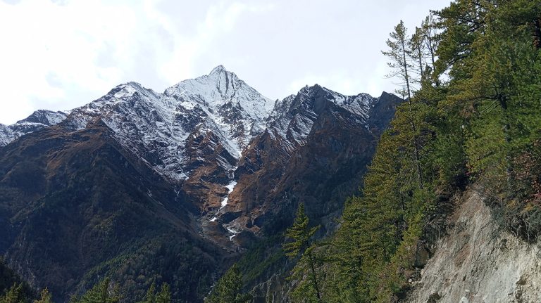 मनाङमा हराउन थाल्याे हिउँ र ताल