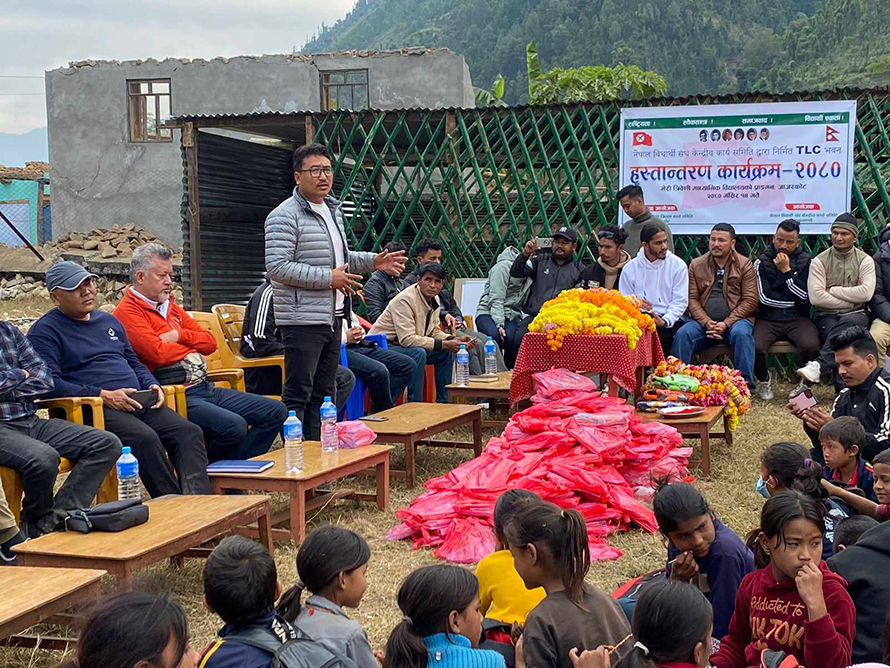 भूकम्प प्रभावित क्षेत्रमा अस्थायी शिक्षण केन्द्र बनाएर नेविसंघले हस्तान्तरण गर्‍यो