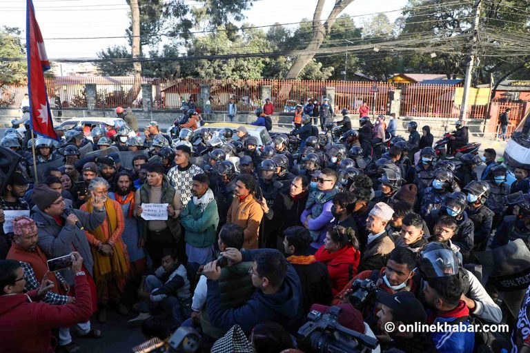 मन्त्री किरातीको बर्खास्ती माग गर्दै पशुपति क्षेत्रमा प्रदर्शन