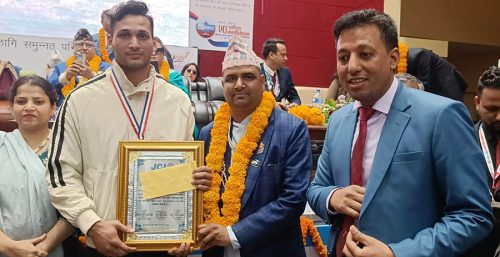 भलिबल खेलाडी टेकराजलाई जेसीज उत्कृष्ट युवा पुरस्कार