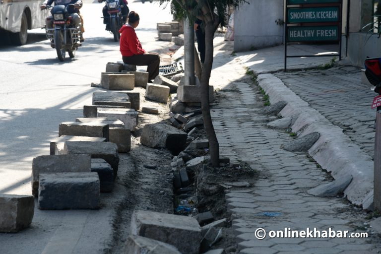 कहाँ हराए काठमाडौंका फुटपाथबाट झिकिएका सग्ला टायल ?