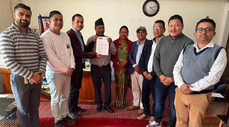 होटल व्यवसायीले बुझाए लुम्बिनीका मुख्यमन्त्री र गृहमन्त्रीलाई ११ बुँदे ज्ञापनपत्र