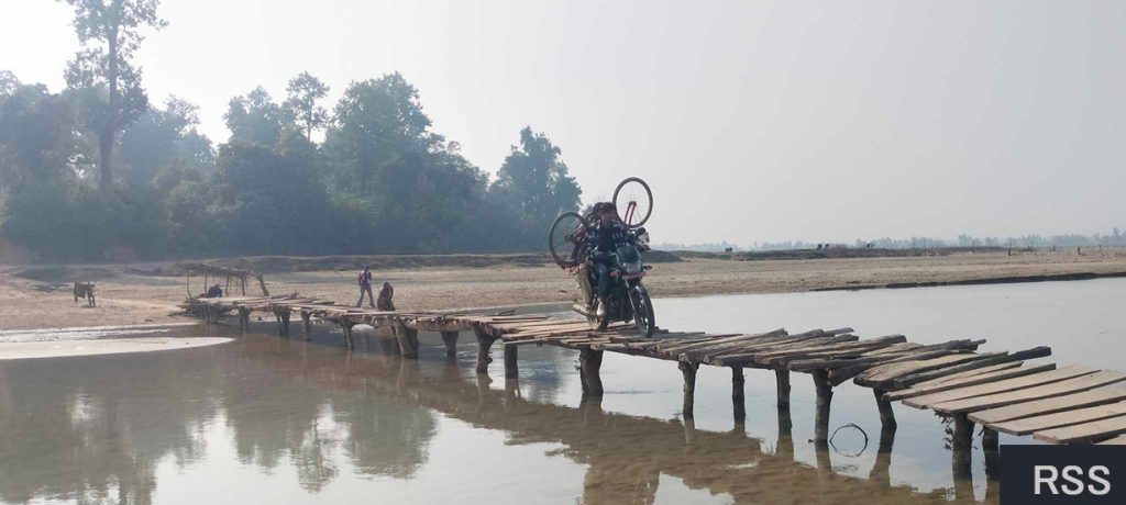 लालझाडीमा नदी तर्न काठे पुलकै भर, शुल्क तिर्नुपर्ने बाध्यता   