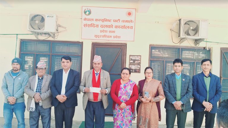 सुदूरपश्चिमका एमाले सांसदले दिए जाजरकोटका भूकम्प पीडितलाई सहयोग