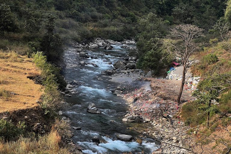 नगरपालिकाले नै फालिदिन्छ खोलामा फोहोर, तमान र बडिगाड दुर्गन्धित