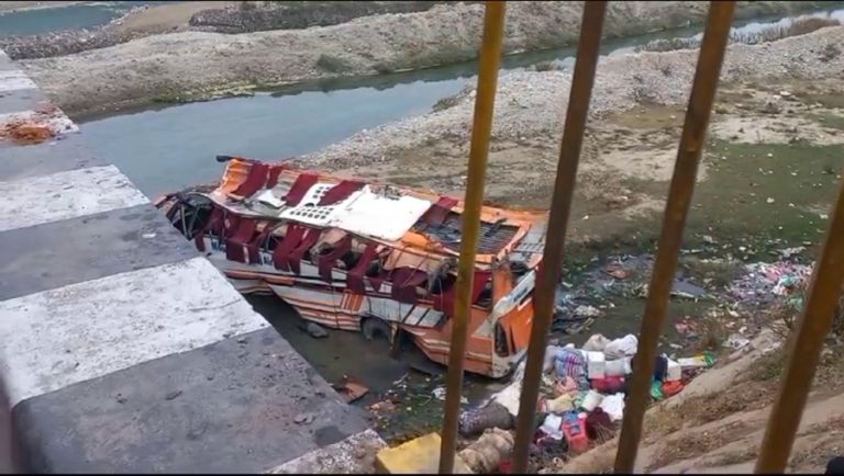 दाङ बस दुर्घटना : चालक भन्छन्- चक्का नघुमेपछि बस नदीमा खस्यो