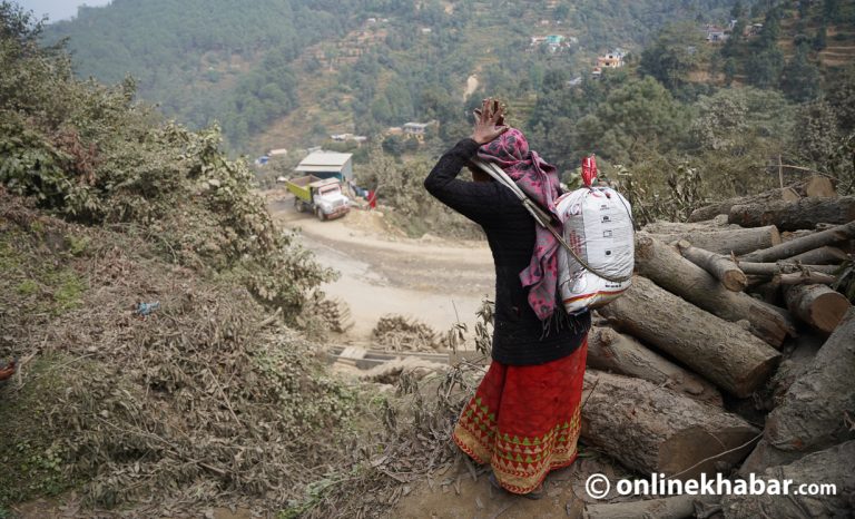 धुलाम्मे बाटोको कहर काट्दैछन् यी मानिस र चौपाया