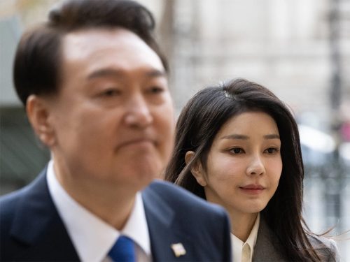 फर्स्ट लेडीले विलासी ब्याग उपहार लिँदा दक्षिण कोरियाका राष्ट्रपति तनावमा