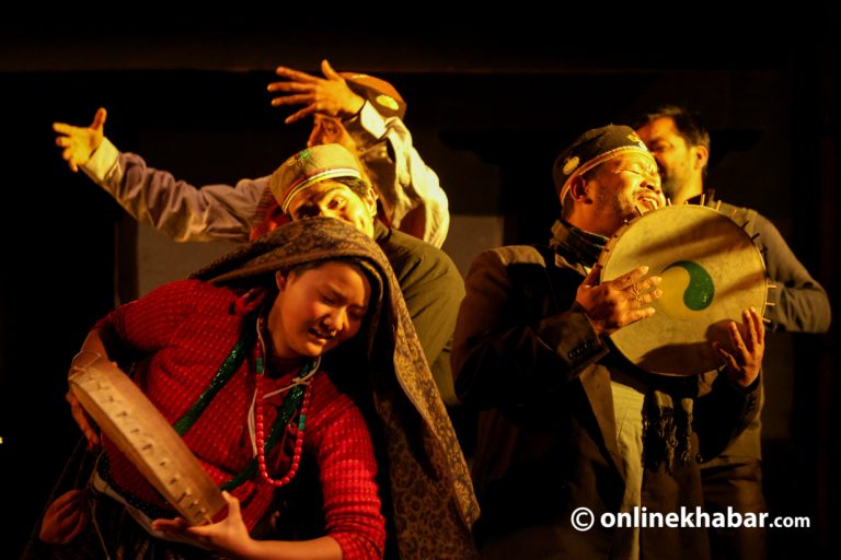 नाटक ‘मासिन्या’मा तामाङ समुदायको उत्पीडनको कथा (तस्वीर)