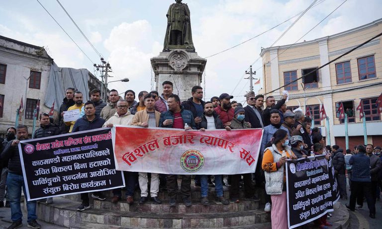 लुटिएको सामान फिर्ता लिन काठमाडौं महानगरविरुद्ध फुटपाथ व्यवसायीको निरन्तर आन्दोलन