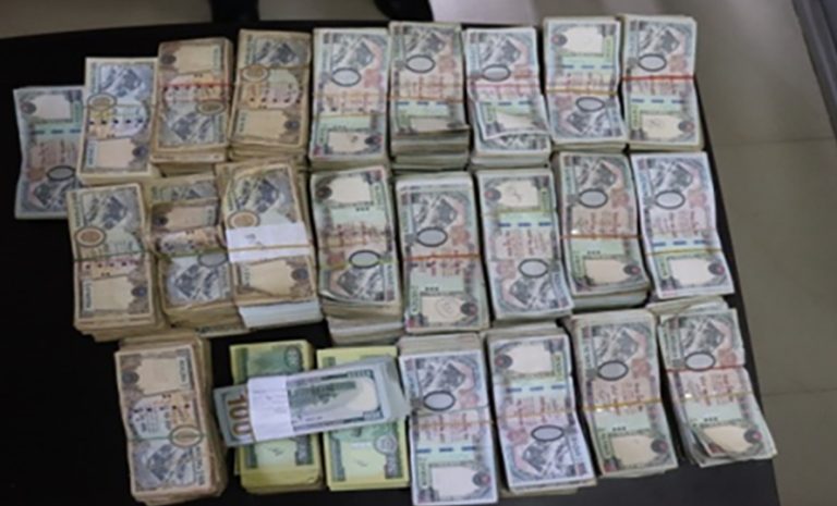 स्रोत नखुलेको १० लाख रुपैयाँसहित भारतीय नागरिक पक्राउ