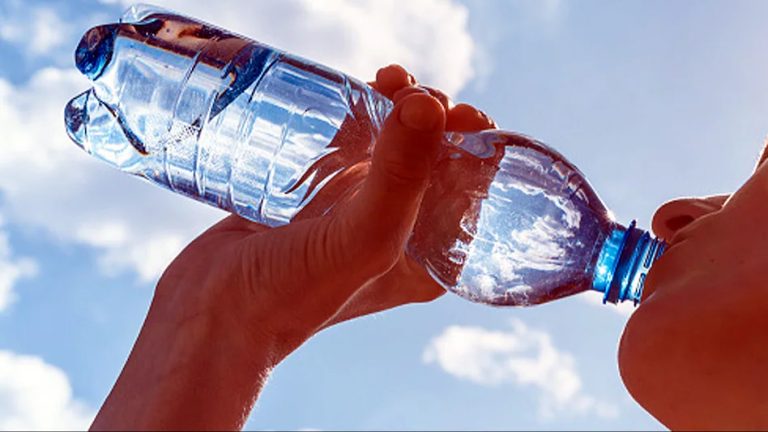 प्लास्टिक बोतलको पानी पिउनु विष पिए सरह ! एक बोतल पानीमा अढाइ लाख प्लास्टिकका टुक्रा