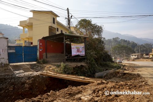 भद्रगोल निर्माणको मार खेप्दै सडक किनारका विद्यालय र विद्यार्थी