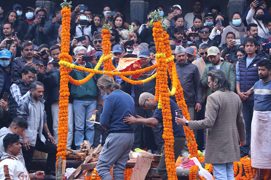 भक्तराज आचार्यको पशुपति आर्यघाटमा अन्त्येष्टि, सत्य-स्वरुपले दिए दागबत्ती (तस्वीर)