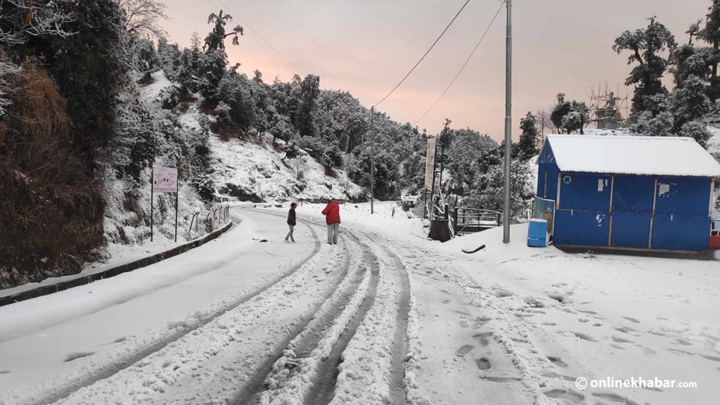 हिमपातका कारण त्रिभुवन राजपथ अवरुद्ध