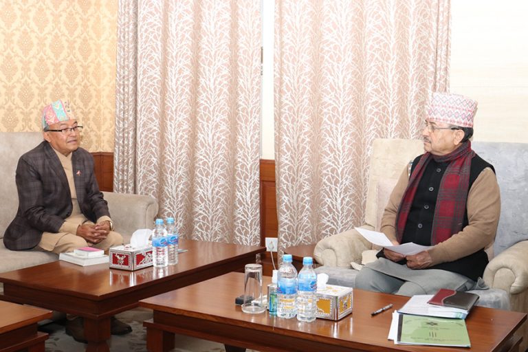 उपनिर्वाचनबारे उपप्रधानमन्त्री खड्कासँग निर्वाचन आयोगको छलफल