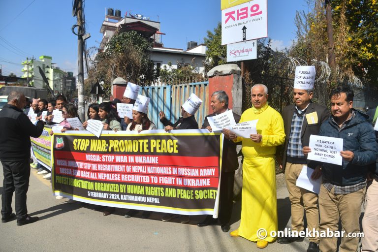 नेपालीहरूलाई विना शर्त नेपाल फिर्ता गर्न माग गर्दै रुसी दूतावास अगाडि प्रदर्शन