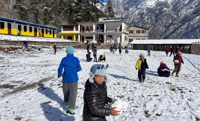 मनाङमा खुल्न थाले विद्यालय, आँगनभरि हिउँ