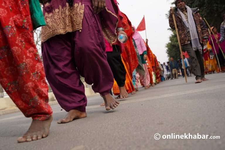 मिटरब्याज पीडितले गरे खाली खुट्टै हिँडेर प्रदर्शन