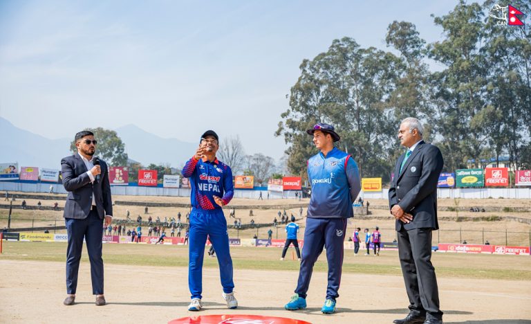 नामिबियाविरुद्ध टस हारेको नेपालले फिल्डिङ गर्दै