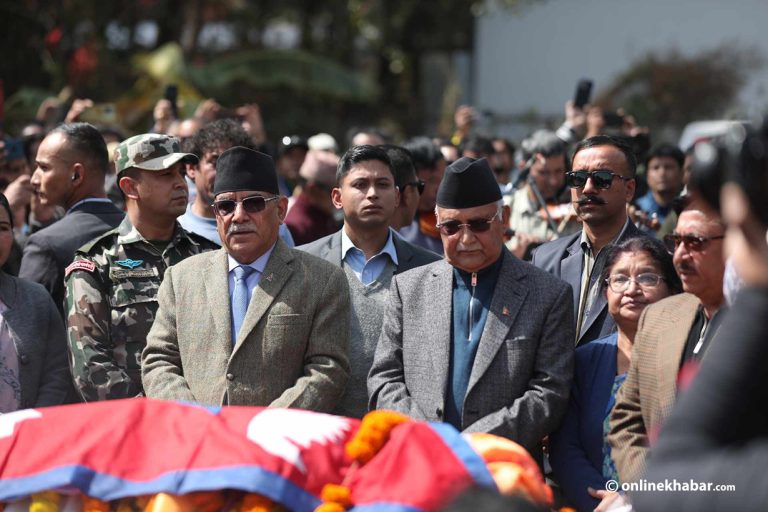 भक्तराज आचार्यलाई प्रचण्ड र ओलीले दिए श्रद्धाञ्जली, राष्ट्रिय झण्डा ओढाइयो