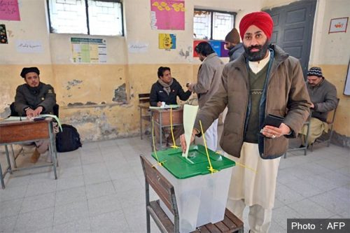 पाकिस्तानमा मतदान जारी, मोबाइल सेवा बन्द