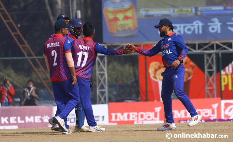 रोहितले एकै ओभरमा २ विकेट लिएपछि खेलमा फर्कियो नेपाल