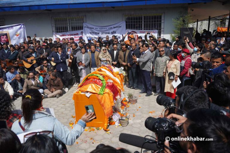 भक्तराजको बिदाइमा गुन्जिए ‘जहाँ छन् बुद्धका आँखा’ र ‘हजार सपना’