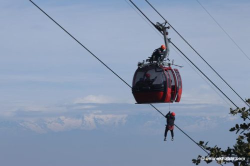 केबलकारमा फसेकाहरूको यसरी गरिन्छ उद्धार (तस्वीरहरू)